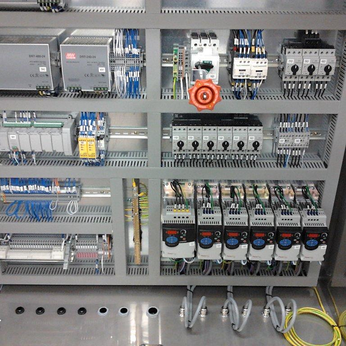 Montagem de painel elétrico industrial